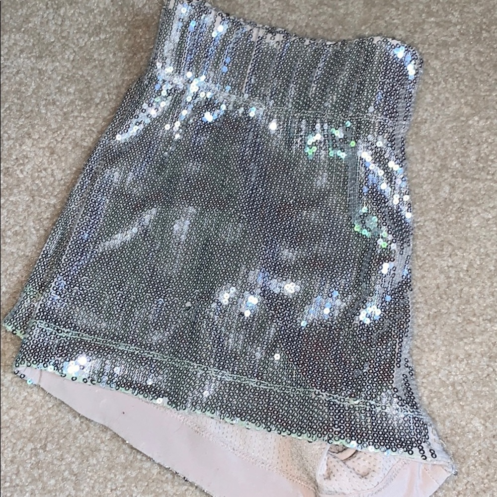 ALICE AND OLIVIA SILVER SEQUIN SHORTS SIZE SMALL